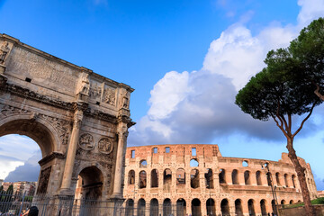 Obraz premium The Arch of Constantine and the Colosseum in Rome, Italy.