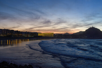 Fototapeta premium Dusk in San Sebastian from Zurriola beach, with the Kursal in the background