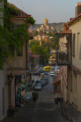 Fototapeta na wymiar Ulica starego miasta w Tbilisi, a na niej piękne kolorowe domy z drewnianymi balkonami