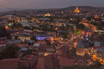 Panorama miasta z góry po zachodzie słońca w Tbilisi, Gruzja