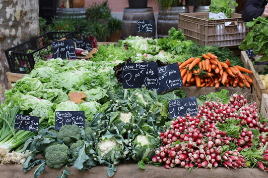 Etals de commer&ccedil;ants au march&eacute; du village, village de Collobri&egrave;res, d&eacute;partement du Var, France
