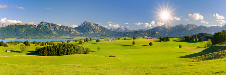Panorama Landschaft im Allgäu mit Berge und See