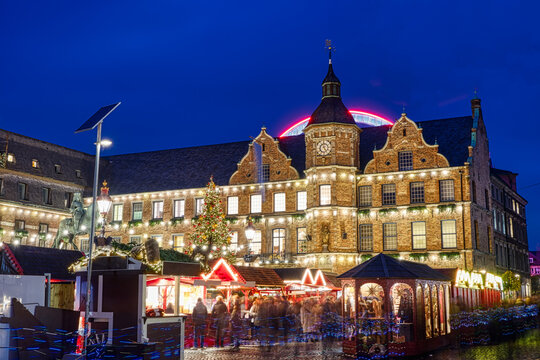 Weihnachtsmarkt am Rathaus in D&uuml;sseldorf