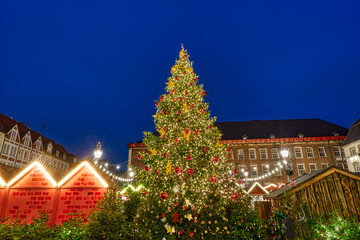 Weihnachtsbaum auf dem Weihnachtsmarkt am Rathaus in Düsseldorf