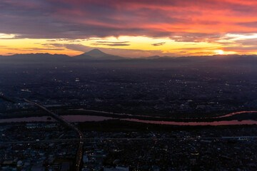 埼玉県大宮から富士山方向の夕焼けを空撮
