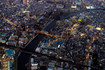 夜の東京都足立区千住大橋付近を空撮
