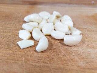 Fototapeta na wymiar fresh peeled garlic on a cutting board in a kitchen