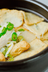 검은색 뚝배기에 담긴 한국 음식 어묵탕 요리