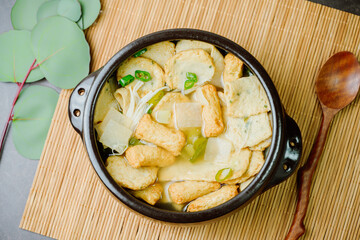 검은색 뚝배기에 담긴 한국 음식 어묵탕 요리