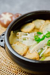 검은색 뚝배기에 담긴 한국 음식 어묵탕 요리