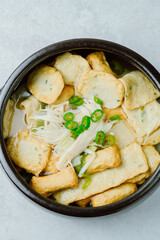 검은색 뚝배기에 담긴 한국 음식 어묵탕 요리