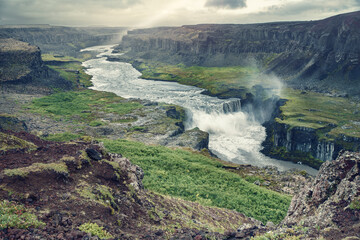 Schlucht mit Wasserfall auf Island