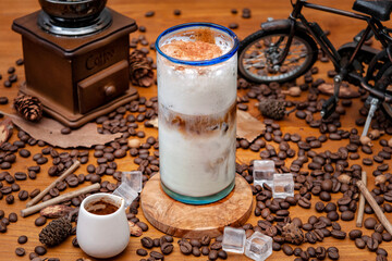 Mrożone cappuccino, mrożona latte — kawa z mlekiem i kostkami lodu - obrazy, fototapety, plakaty