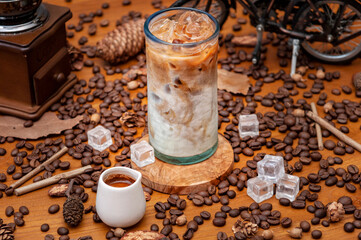 Mrożone cappuccino, mrożona latte — kawa z mlekiem i kostkami lodu - obrazy, fototapety, plakaty