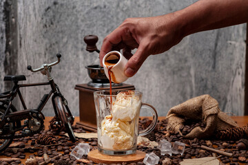 Barista przygotowuje kawę afforgato — affogato al caffe — włoski deser na bazie gałki lodów i espresso
