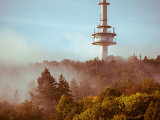 Der Bielefelder Fernsehturm im Nebel mitten im Teutoburger Wald - obrazy, fototapety, plakaty