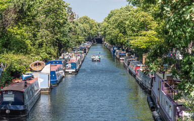 Hausboote und Ausflugsboot auf dem Regent's Canal in London