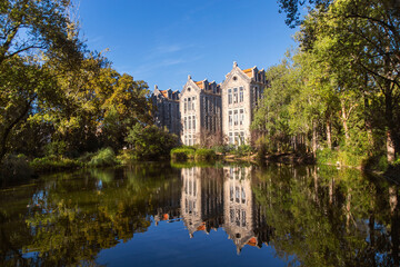 Photography of lake and beautiful bulding at Parque Dom Carlos in Caldas da Rainha, Portugal