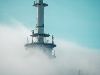 Der Bielefelder Fernsehturm im Nebel mitten im Teutoburger Wald - obrazy, fototapety, plakaty
