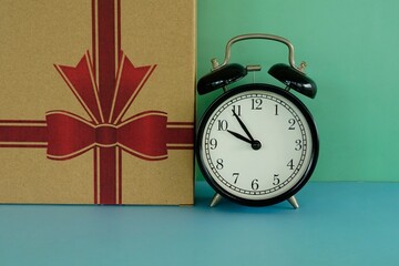 alarm clock and gift box - 551082300