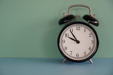 alarm clock against gren background - 551082349
