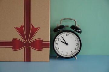 alarm clock and gift box - 551082352