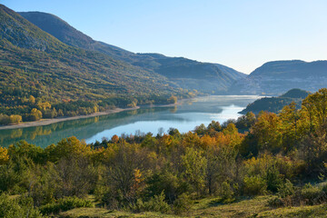 Fototapeta na wymiar Lake Barrea, Abruzzo, Lazio e Molise national park, Italy 