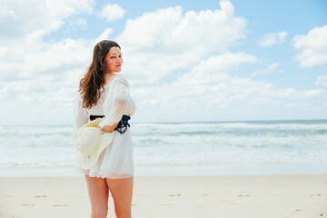 オーストラリアのビーチを背景に振り向く女の子