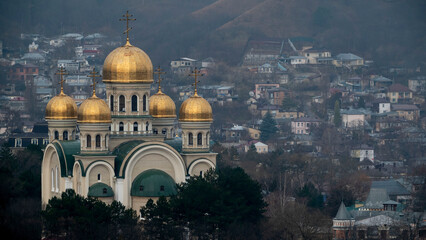 Obraz premium large Orthodox church in the background of the city