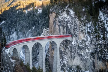Fotobehang Landwasserviaduct Viadotto di Landwasser in inverno, Svizzera