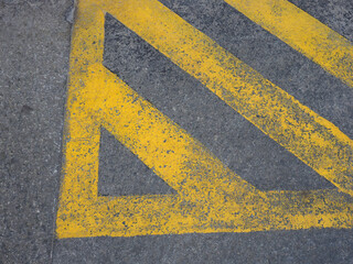 yellow line warning sign