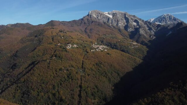 Vista aerea sulle Alpi Apuane, in Toscana. I monti Corchia e Pania della Croce, con i paesi di Terrinca e Levigliani