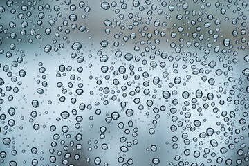 Wassertropfen an einer Glasscheibe