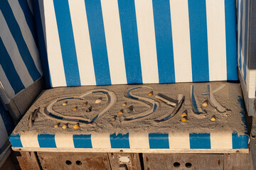  I love Sylt Schriftzug im Sand auf einem Strandkorb gemalt  - obrazy, fototapety, plakaty