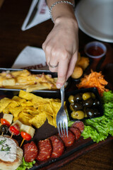 tabla de fiambres y embutidos con snacks en picada tradicional