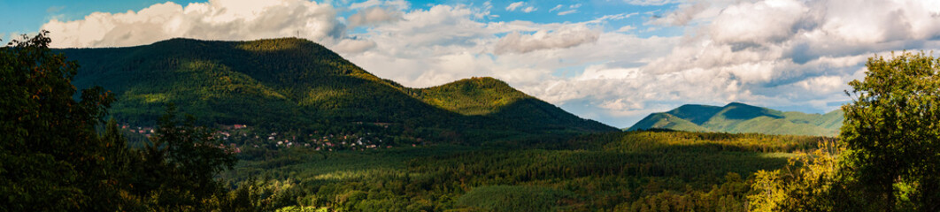 Le massif du Chalmont, montagne située au-dessus des villages de Lièpvre et de La Vancelle, Alsace, Vosges, France