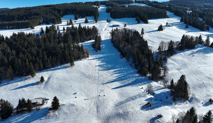 Luftaufnahme mit einer Drohne von einem Skilift in Bayern. Skifahren im Winter