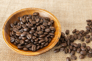 木の器に入ったコーヒー豆