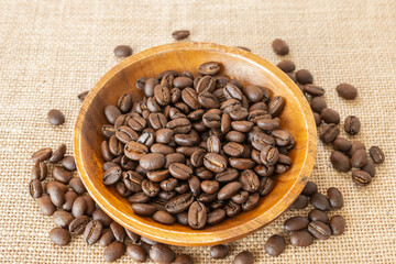 木の器に入ったコーヒー豆