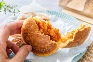 焼けたピザまんを食べる