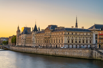 Obraz na płótnie Canvas Conciergerie palace and prison by the Seine river at sunrise in Paris. France