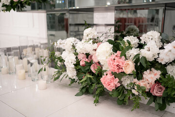 Obraz na płótnie Canvas Mirror main table at a wedding reception with beautiful fresh flowers