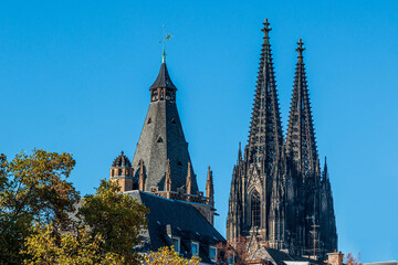 Die Türme des Kölner Doms und des historischen Rathauses in der Altstadt