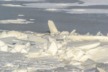 Нагромождение льдин на реке Нева весной при ледоходе.