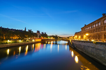 Fototapeta na wymiar Seine river at dawn overlooking Pont d'Arcole bridge in Paris. France 