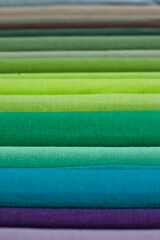 Stoffballen in verschiedenen Grünschattierungen