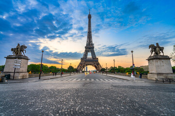 Fototapeta na wymiar Eiffel tower at sunrise in Paris. France