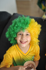 menina comemorando assistindo copa do mundo na tv torcedora