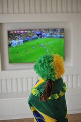 menina comemorando assistindo copa do mundo na tv torcedora