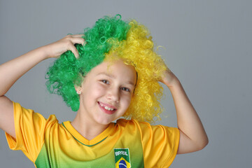 copa do mundo brasil menina comemorando assistindo jogo de futebol pela tv 